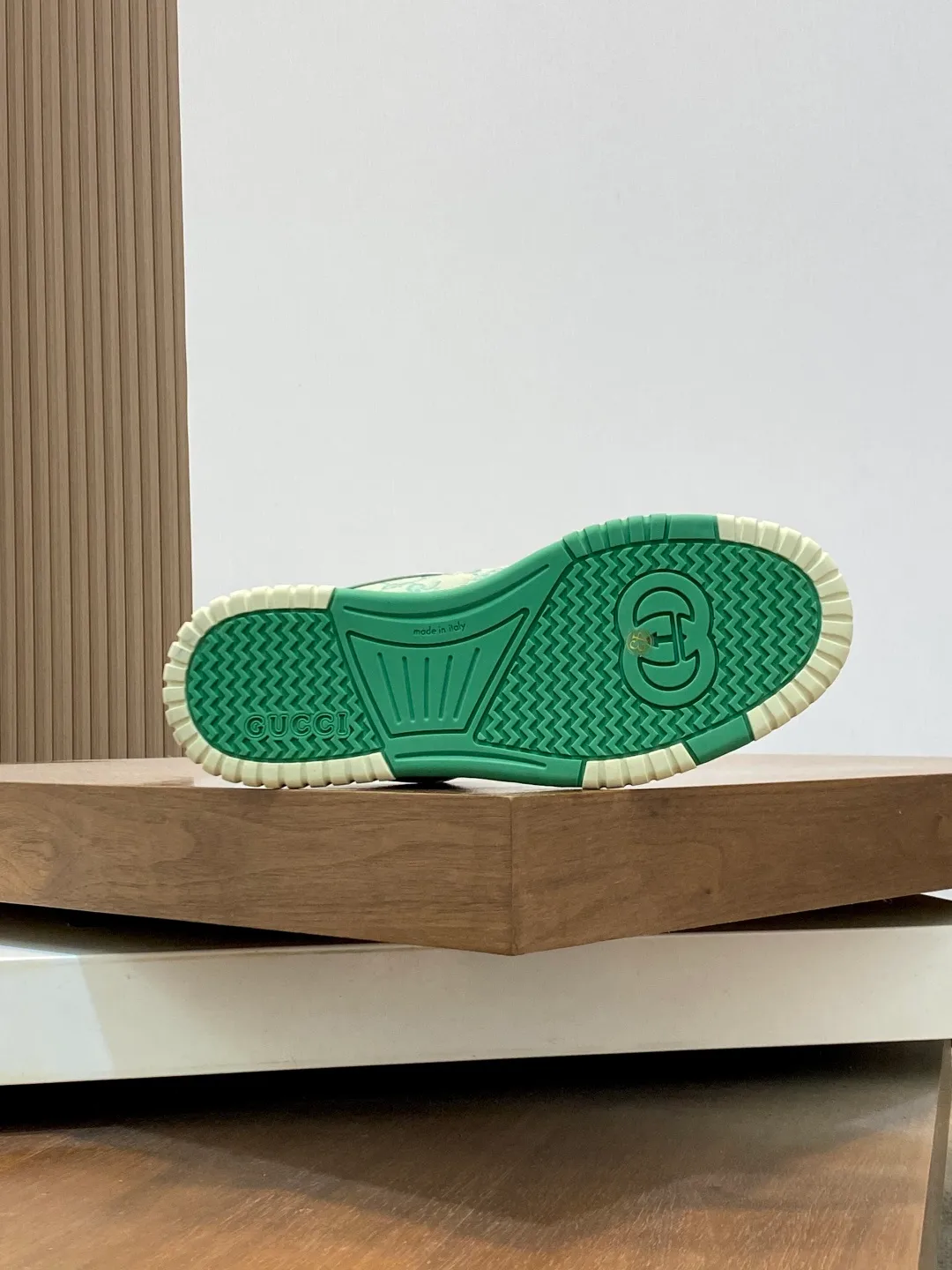 Men's Shoes 💰660 𝐆𝐮𝐜𝐜𝐢 𝐑𝐞-𝐖𝐞𝐛 As the first sneaker created by Sabato De Sarno for Gucci, the Re-Web series reinterprets the brand's classic stripes and sets off the modern silhouette design with bold and unique details. These shoes are crafted from white leather. This new sneaker is ingeniously decorated with many of the brand's classic details, and is equipped with a bright red and green webbing tongue, which will make people fall in love at first sight. White leather treated with a special process for softness and luster, with an embossed grainy texture. Script Gucci logo and interlocking G web label with Interlocking G and script Gucci logo. Rubber outsole with interlocking G detail eyelets. Web tongue. Size: 39-44 (customized for sizes 38 and 45)